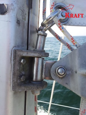 Hier sieht man gut, wie sich die Achse (Schraube mit aufgeschweißtem Schäkel) unter der Last der Streckung des Unterlieks, in Richtung Baumnock verbiegt.